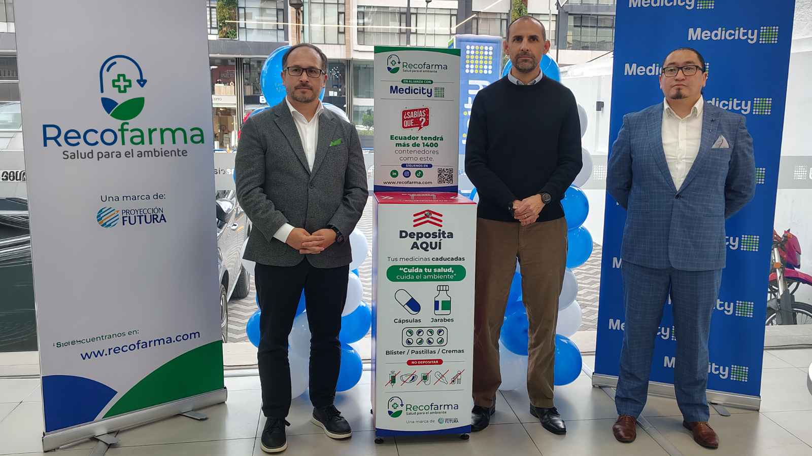 De izquierda a derecha: Pablo Macías, Gerente General de Proyección Futura; José Ricaurte, Vicepresidente de Ejecutivo de Farmaenlace y Juan Carlos Cachott jefe de Seguridad, Salud Ocupacional y Ambiente de Medicity.
